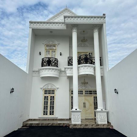Villa Rumah Putih Jogja Γιογκιακάρτα Εξωτερικό φωτογραφία