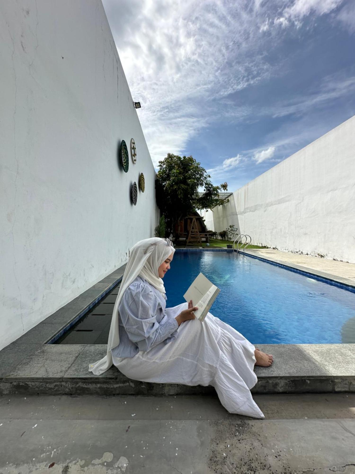 Villa Rumah Putih Jogja Γιογκιακάρτα Εξωτερικό φωτογραφία