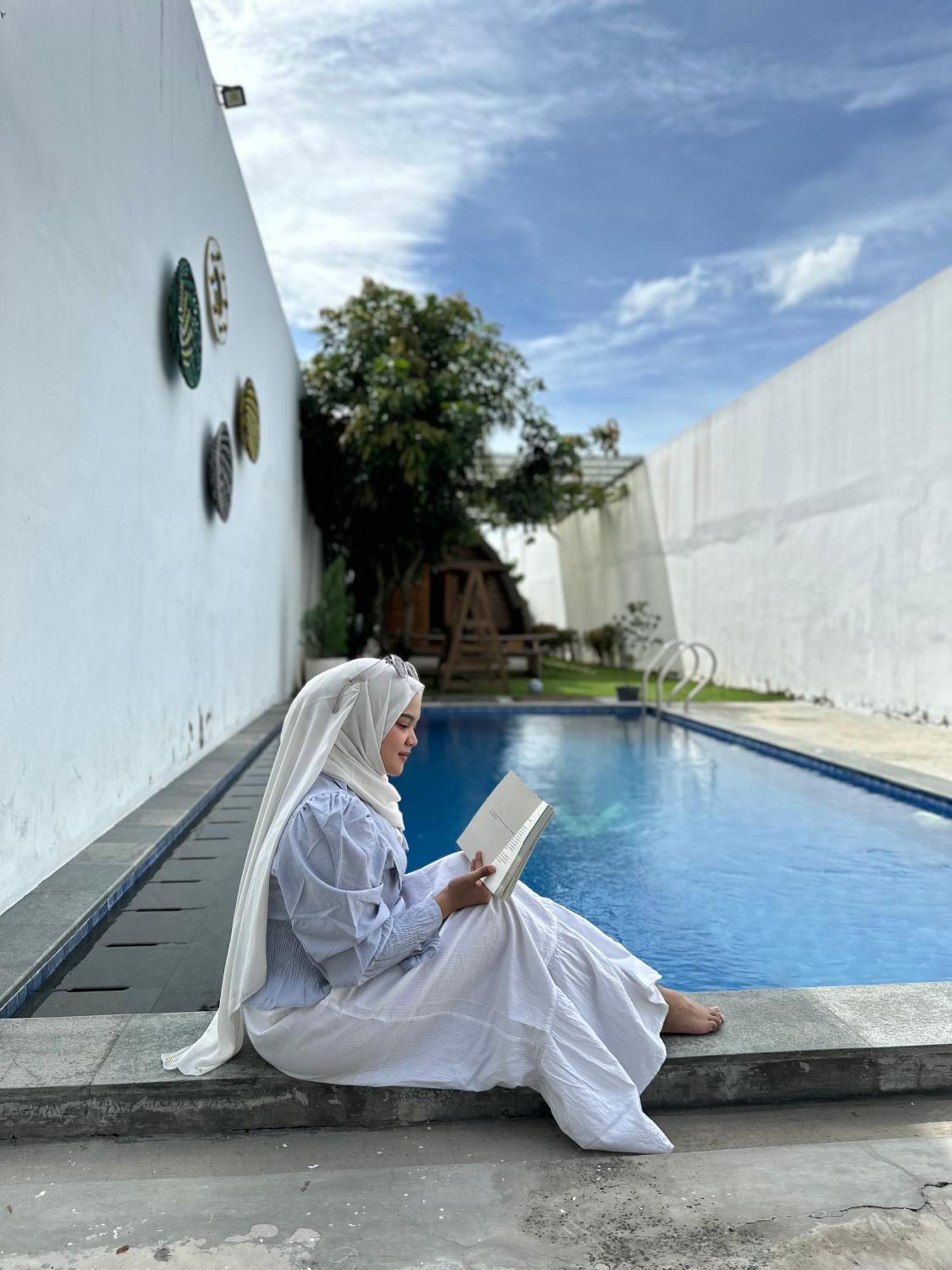 Villa Rumah Putih Jogja Γιογκιακάρτα Εξωτερικό φωτογραφία