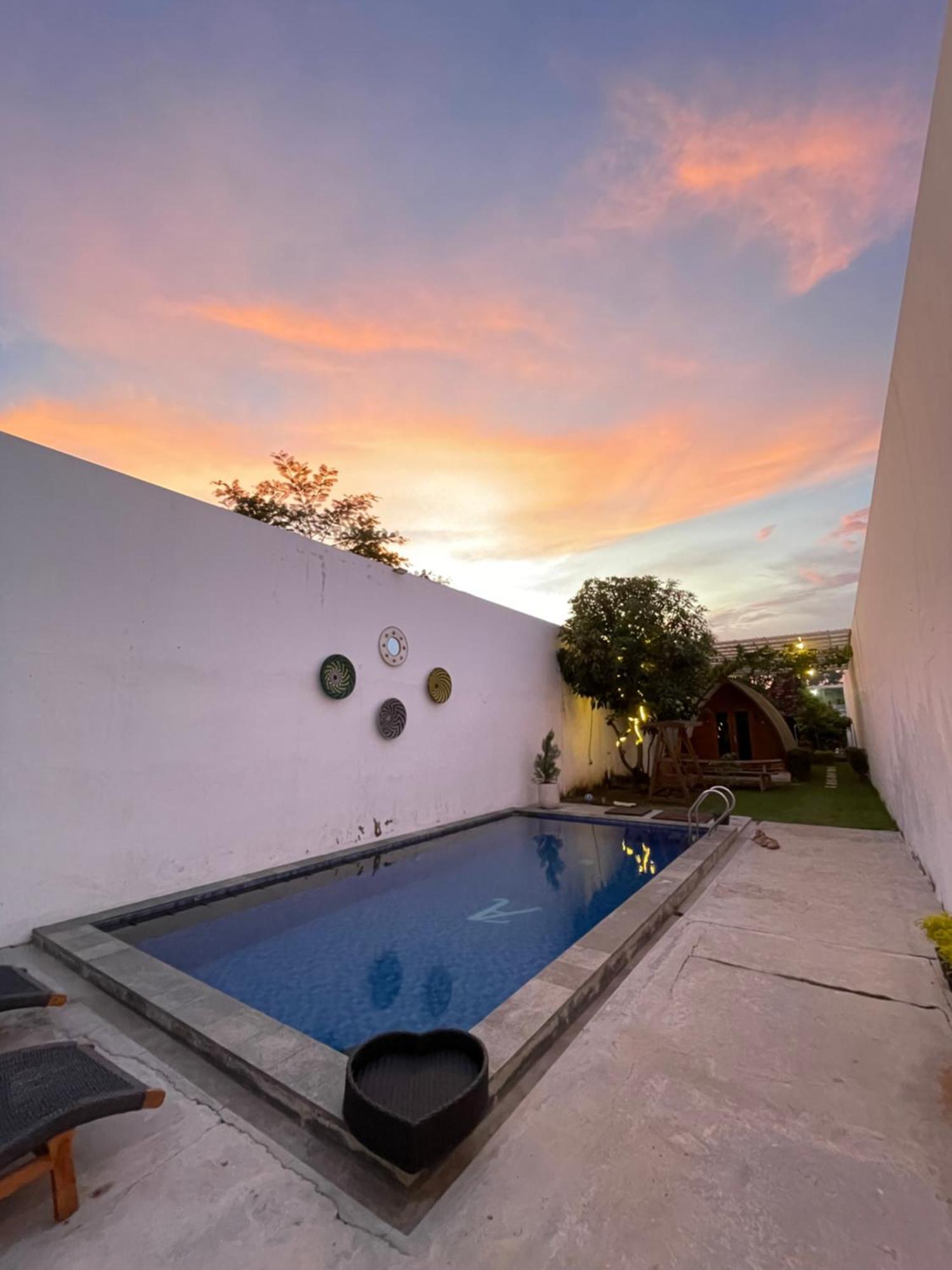 Villa Rumah Putih Jogja Γιογκιακάρτα Εξωτερικό φωτογραφία