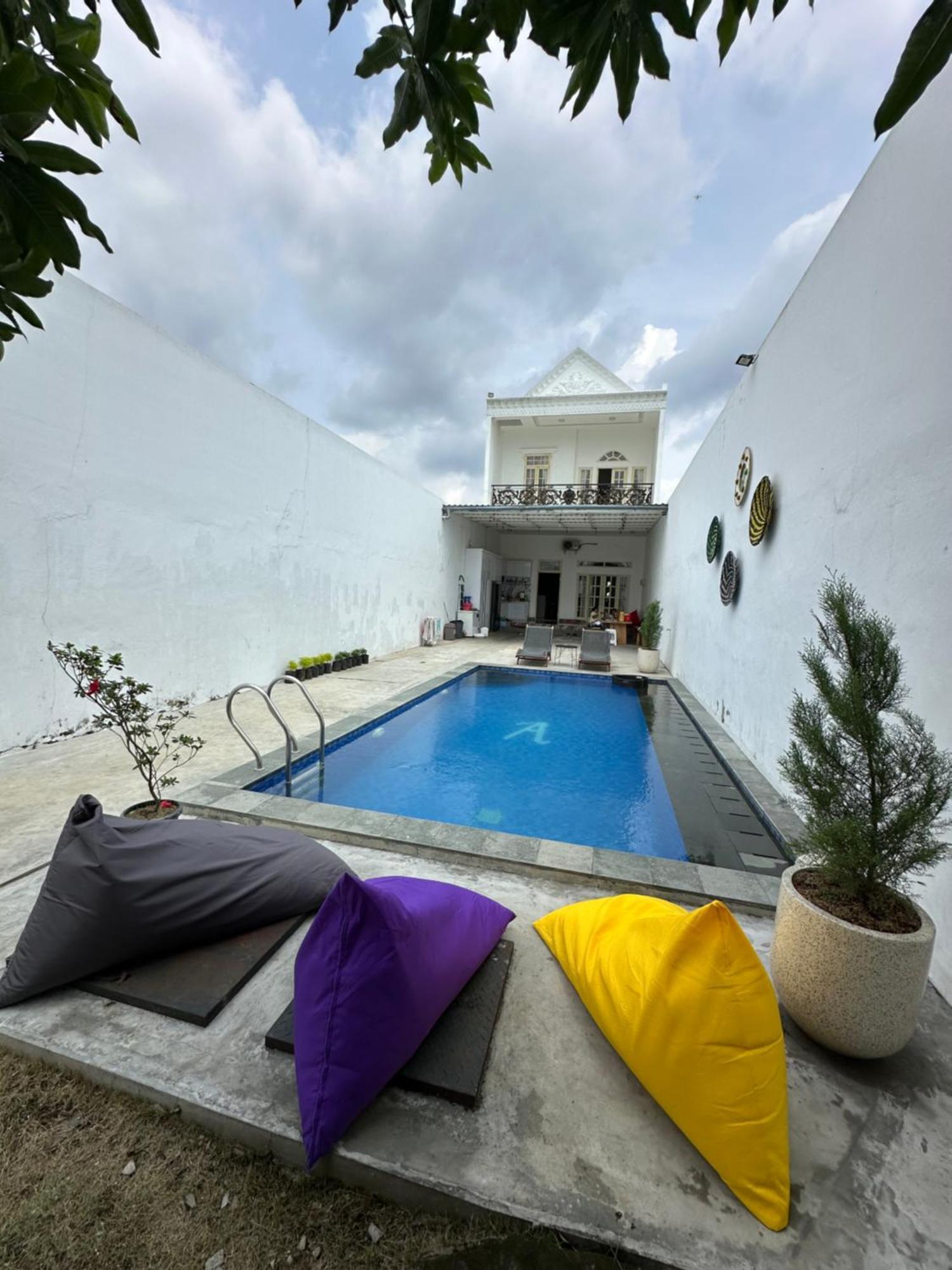 Villa Rumah Putih Jogja Γιογκιακάρτα Εξωτερικό φωτογραφία