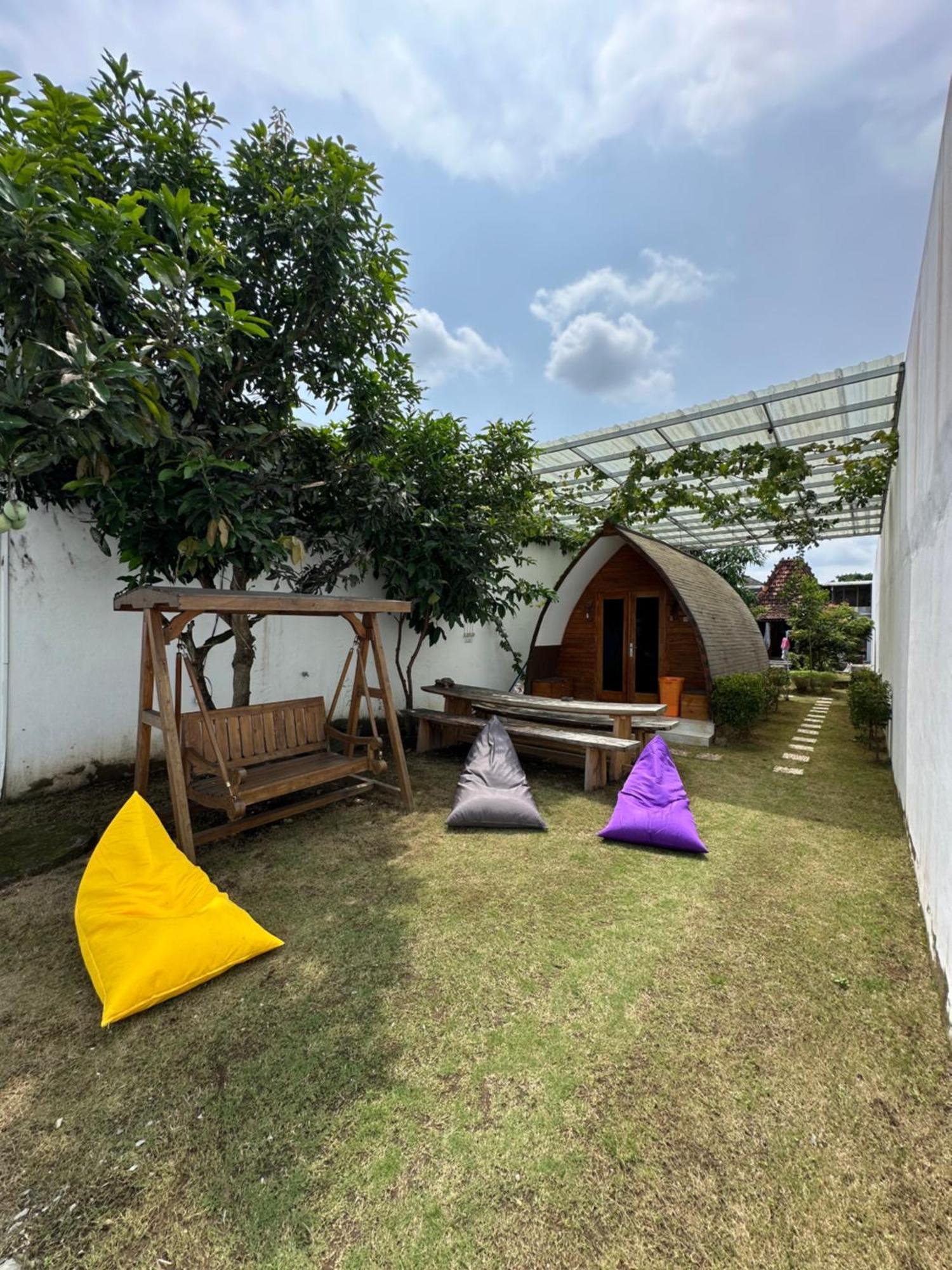 Villa Rumah Putih Jogja Γιογκιακάρτα Εξωτερικό φωτογραφία