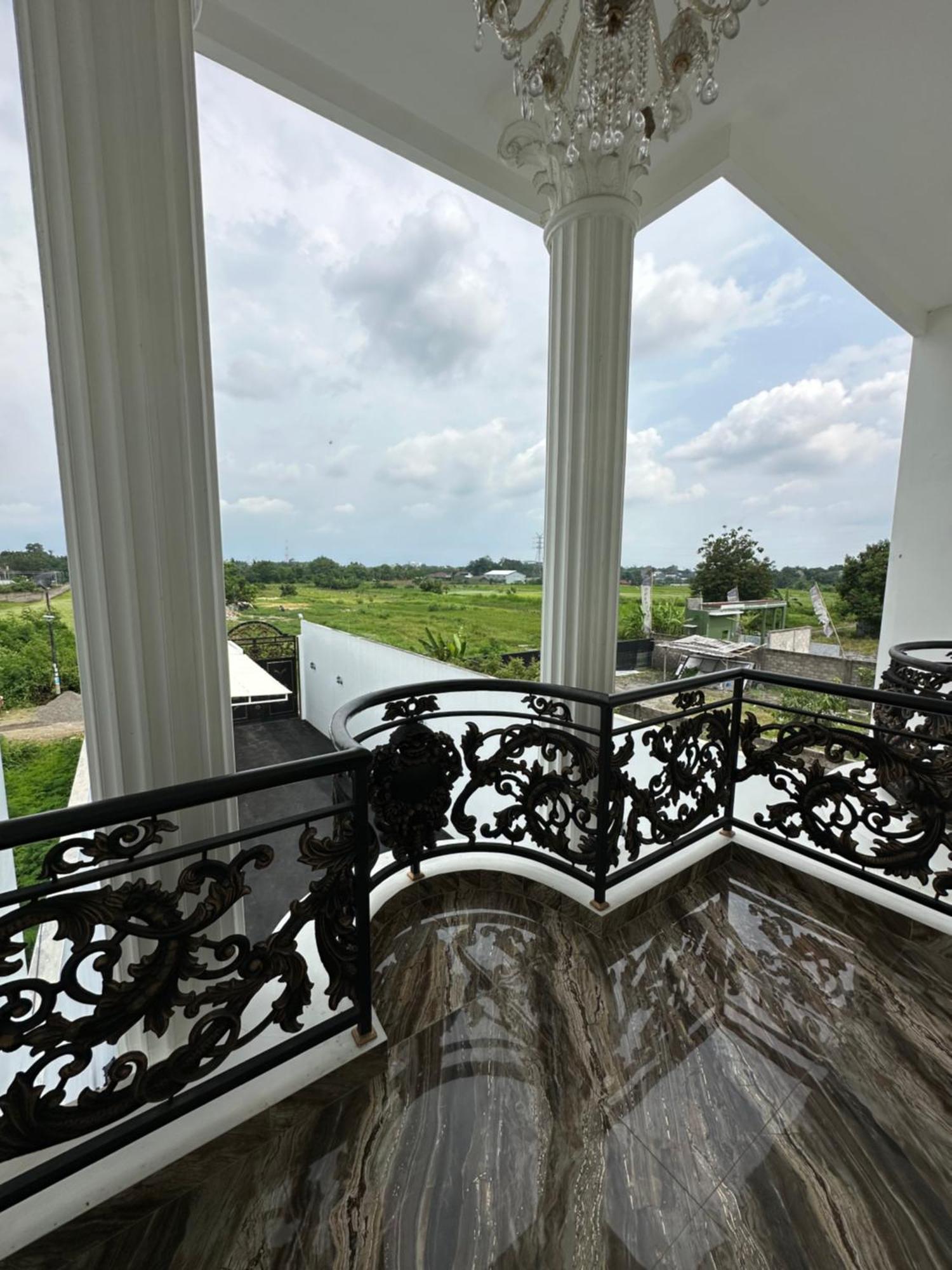 Villa Rumah Putih Jogja Γιογκιακάρτα Εξωτερικό φωτογραφία