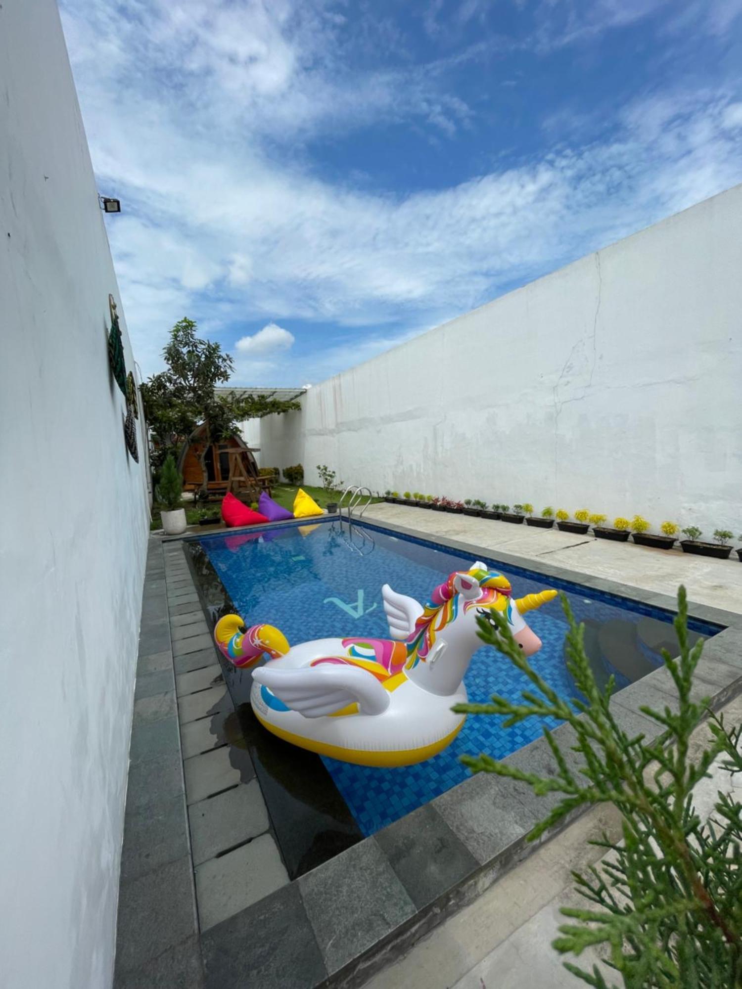 Villa Rumah Putih Jogja Γιογκιακάρτα Εξωτερικό φωτογραφία