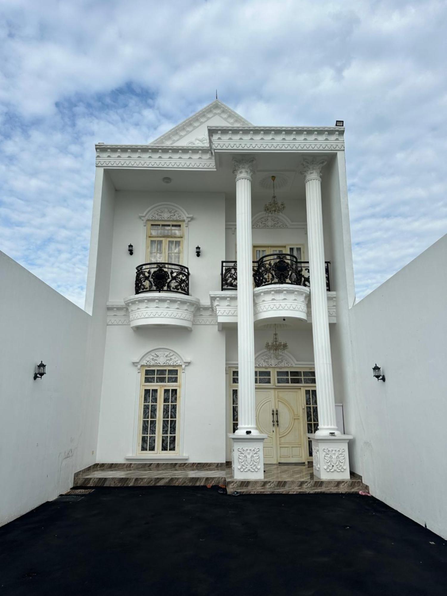 Villa Rumah Putih Jogja Γιογκιακάρτα Εξωτερικό φωτογραφία